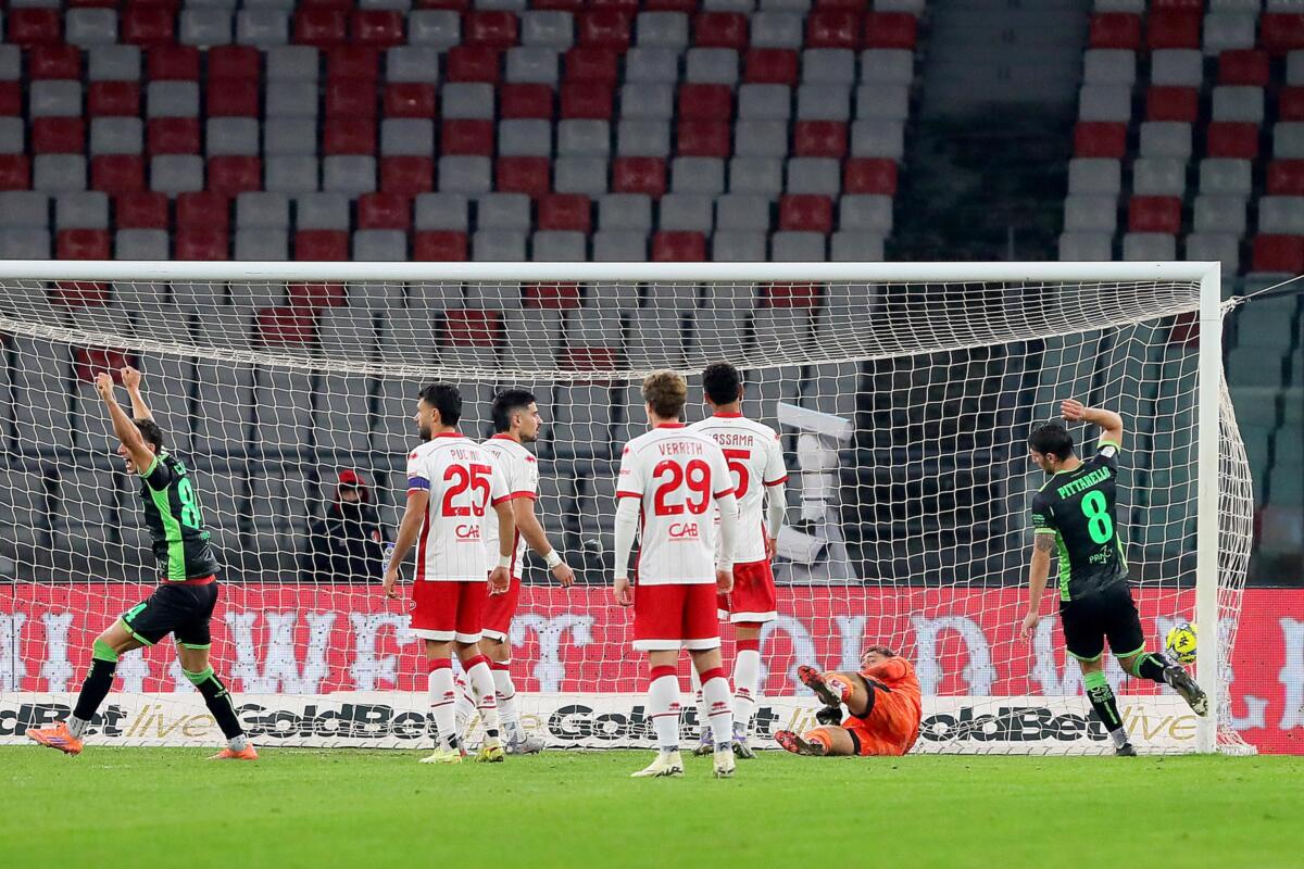 Galleria foto 'Serie B, il Catanzaro fa 4 vittorie di fila con il 2-1 al San Nicola contro un Bari spento. Inutile il gol di Bellomo' - foto 1