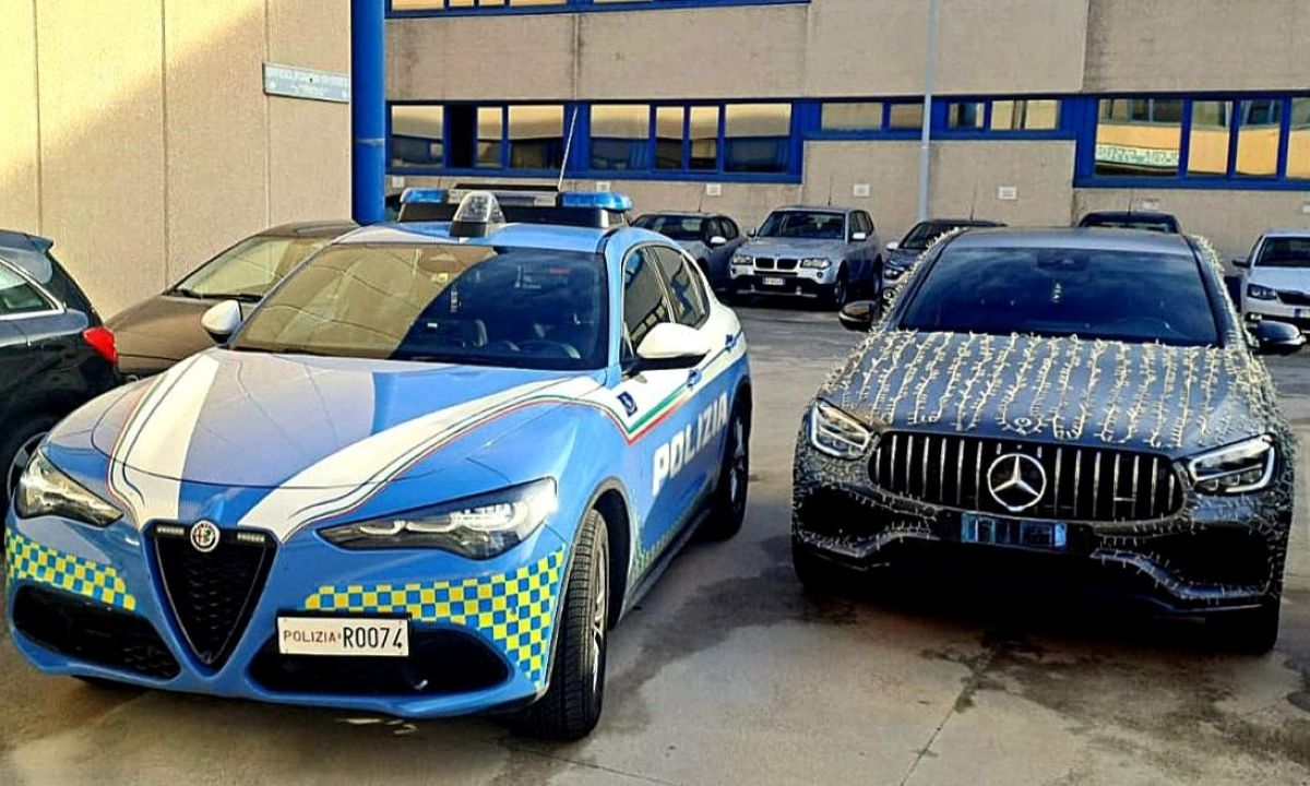 Galleria foto 'Bari, fermata Mercedes “vestita” da albero di Natale: multato un 30enne' - foto 1