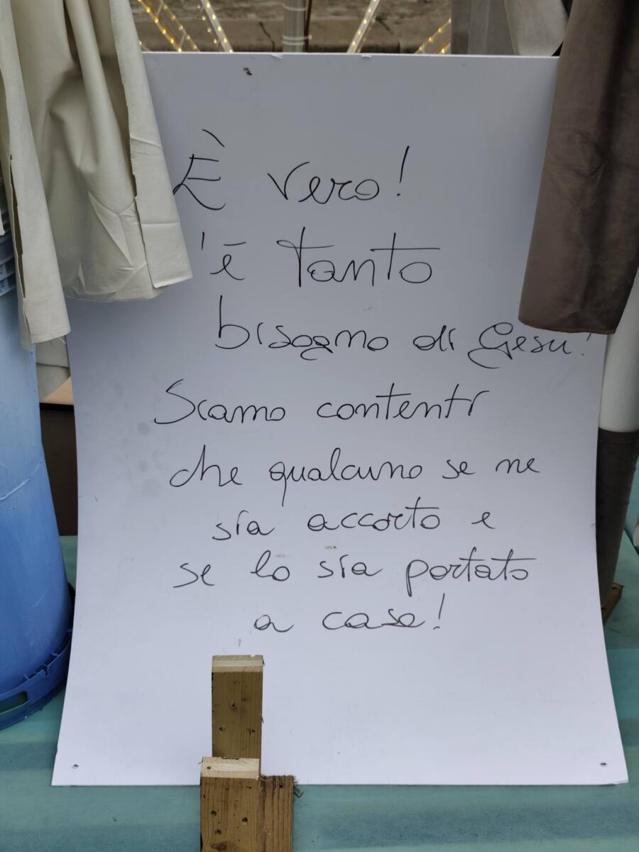 Galleria foto 'Taurisano, furto in piazza Castello: rubata la statua del Bambino Gesù dal presepe' - foto 1