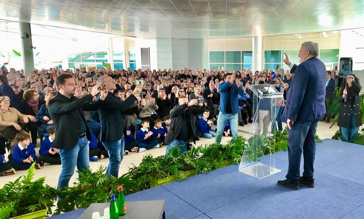 Regione Puglia, il commiato di Emiliano e gli auguri a Decaro: «Un assessorato? Non dipende da me» – FOTO
