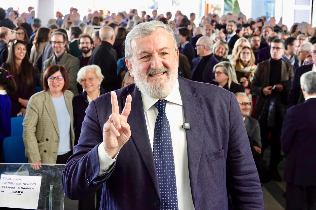 Regione Puglia, il commiato di Emiliano e gli auguri a Decaro: «Un assessorato? Non dipende da me» – FOTO