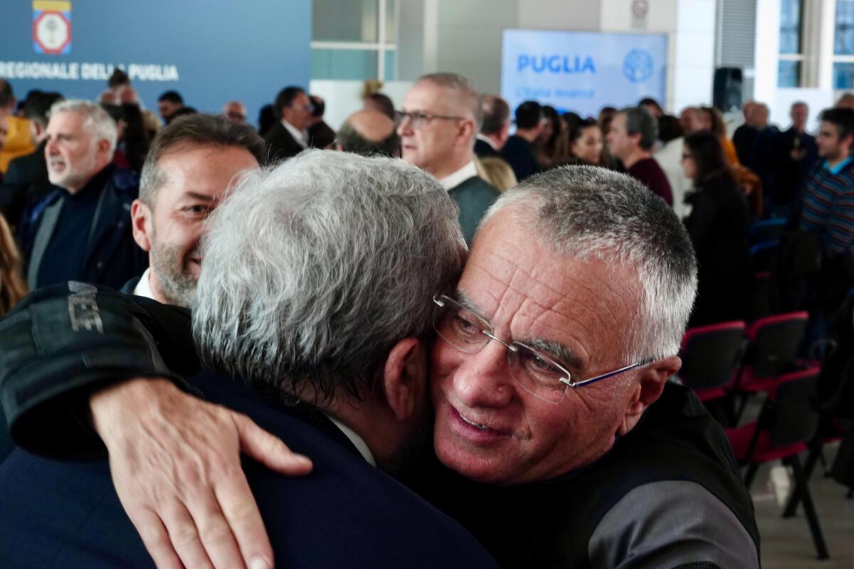 Regione Puglia, il commiato di Emiliano e gli auguri a Decaro: «Un assessorato? Non dipende da me» – FOTO