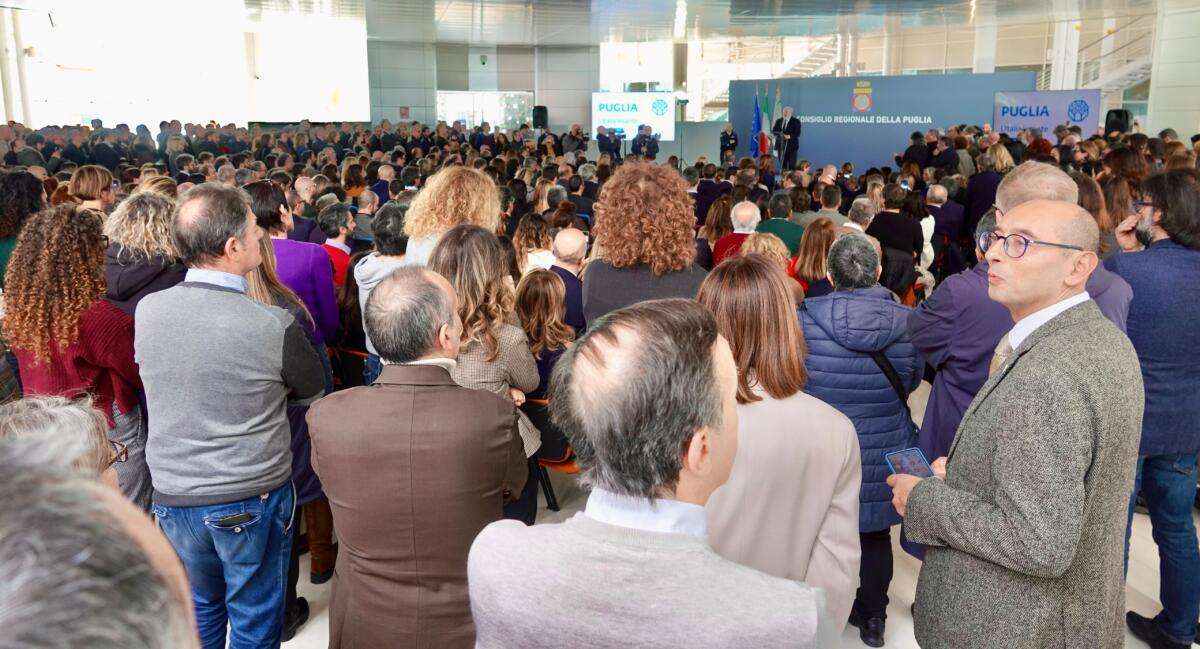 Regione Puglia, il commiato di Emiliano e gli auguri a Decaro: «Un assessorato? Non dipende da me» – FOTO