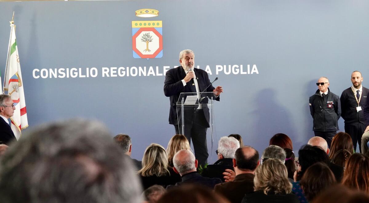 Regione Puglia, il commiato di Emiliano e gli auguri a Decaro: «Un assessorato? Non dipende da me» – FOTO