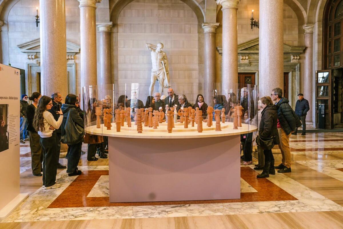 Galleria foto 'Bari, inaugurato il “Presepe Arcaico” di Raffaele Spizzico. Leccese: «Un racconto di umanità e silenzio» – FOTO' - foto 4