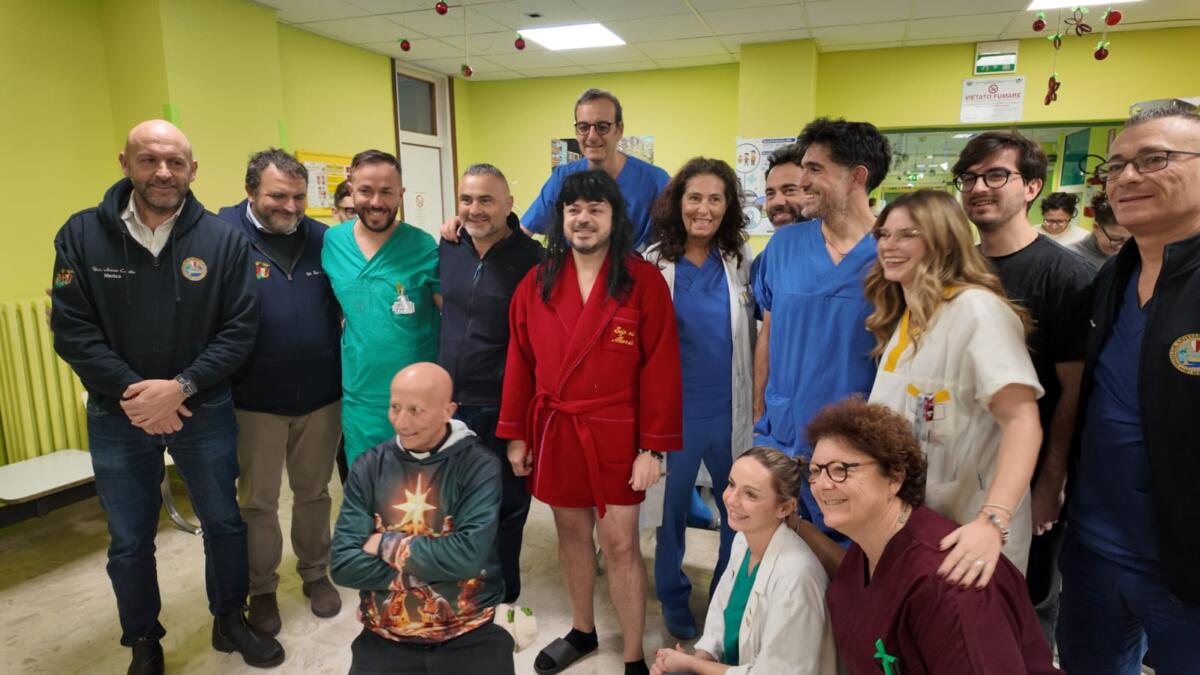 Galleria foto 'Bari, Mandrake in corsia per regalare sorrisi ai piccoli pazienti del “Giovanni XXIII”' - foto 1