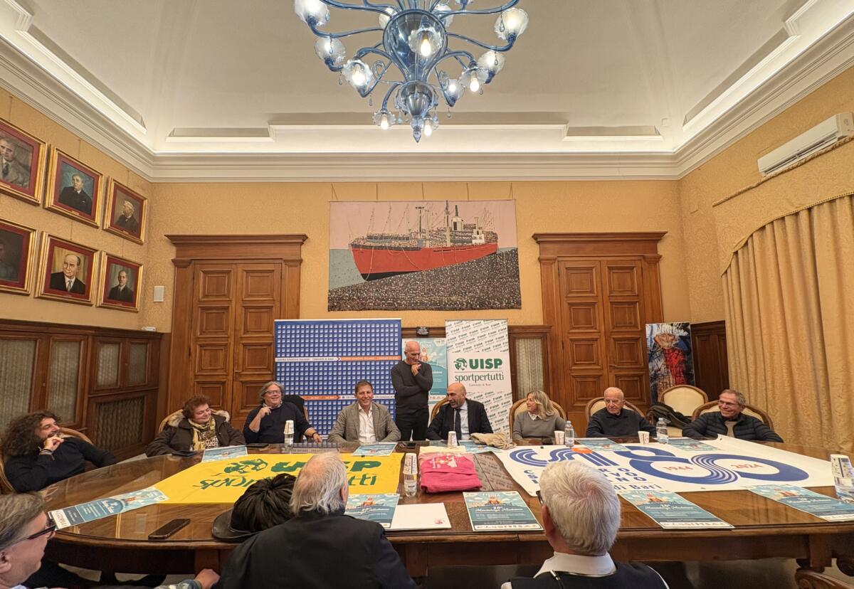 Galleria foto 'Bari, torna la marcialonga nicolaiana: un tuffo in mare per brindare al nuovo anno' - foto 1
