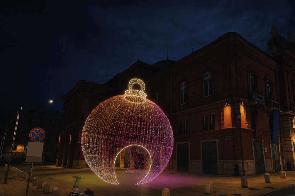 Galleria foto 'Bari si prepara al Natale: la città si illumina con alberi, aeroplani e sfere' - foto 3