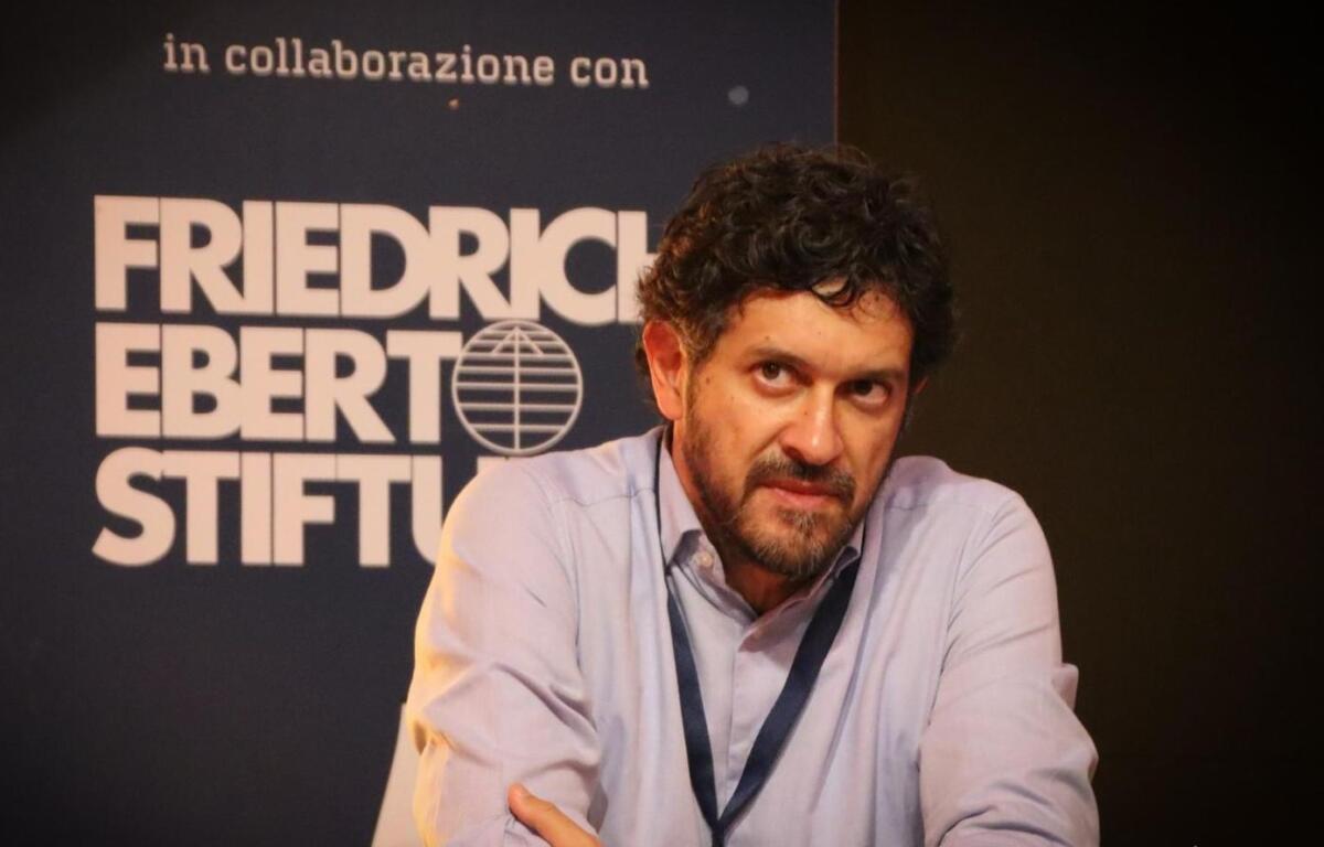 Galleria foto 'Il futuro del Pd, il sociologo Romano: «Né Schlein, né Salis e Decaro. Prossimo leader Emiliano» – L’INTERVISTA' - foto 1