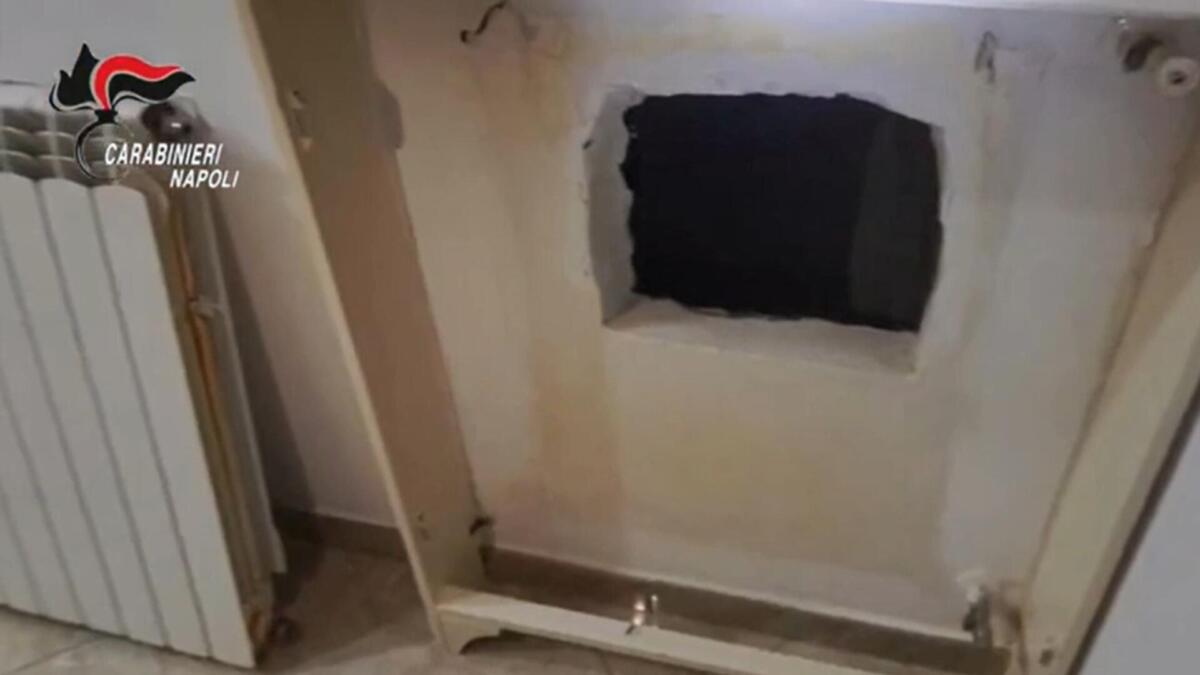 Galleria foto 'Catturato a Napoli Ciro Andolfi: latitante tra i 100 più pericolosi, nascosto dietro un termosifone' - foto 1