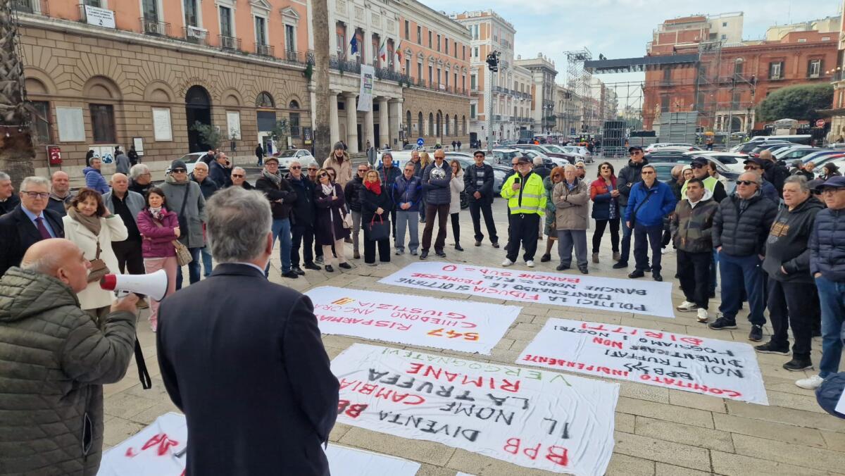 Galleria foto 'Bari, azionisti della ex Popolare protestano in piazza: «Ora un tavolo sui ristori»' - foto 4