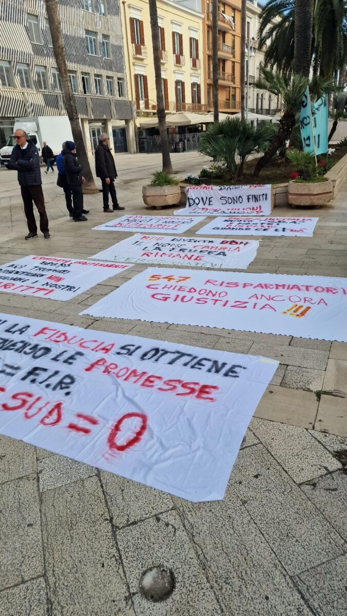 Galleria foto 'Bari, azionisti della ex Popolare protestano in piazza: «Ora un tavolo sui ristori»' - foto 1