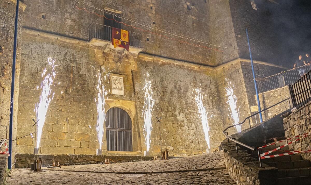 Galleria foto 'Rocchetta Sant’Antonio, torna il presepe vivente nel borgo antico: 160 i figuranti' - foto 1