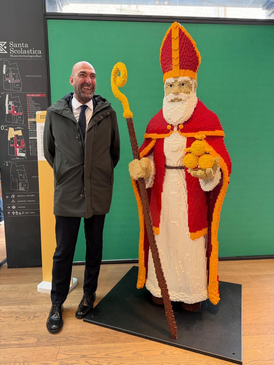 Galleria foto 'A Bari “Giocando con San Nicola”: in mostra al Museo di Santa Scolastica la statua di 60mila Lego – FOTO' - foto 4
