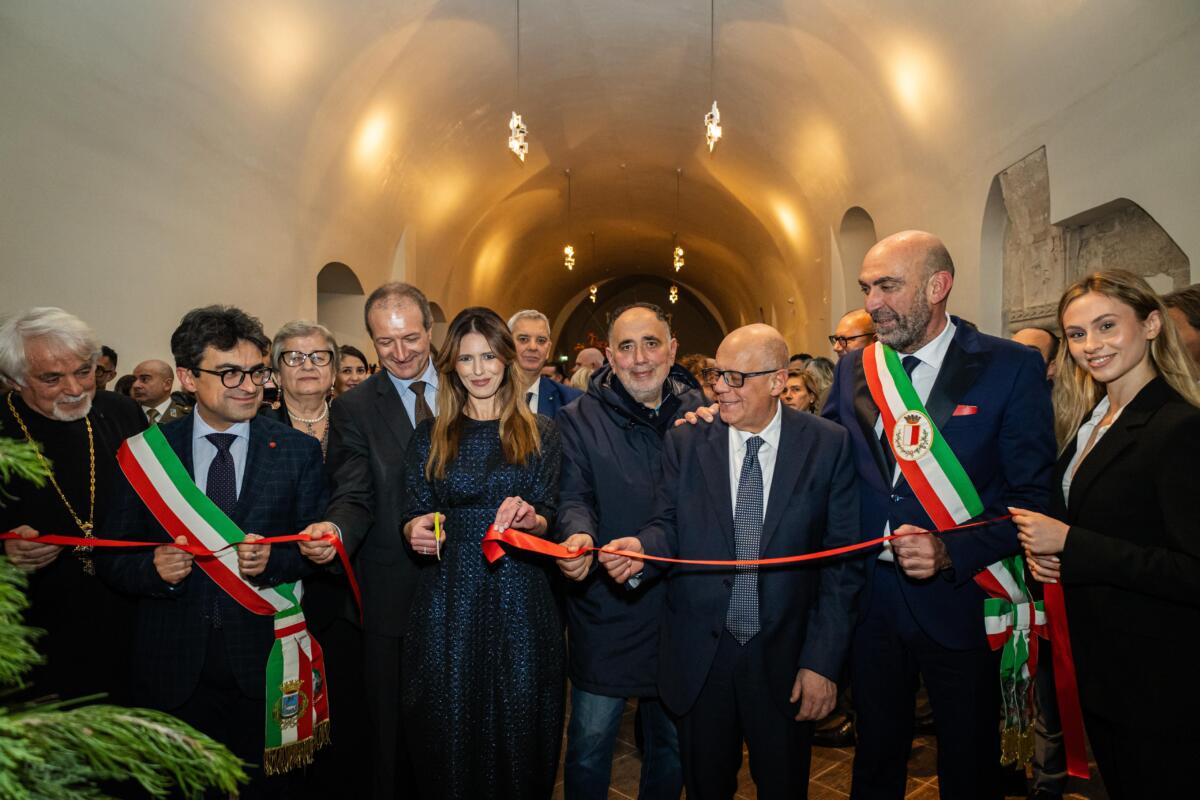 Galleria foto 'Bari abbraccia la Romania: il Castello Svevo accoglie la mostra “Via Transilvanica – Il cammino che unisce”' - foto 1