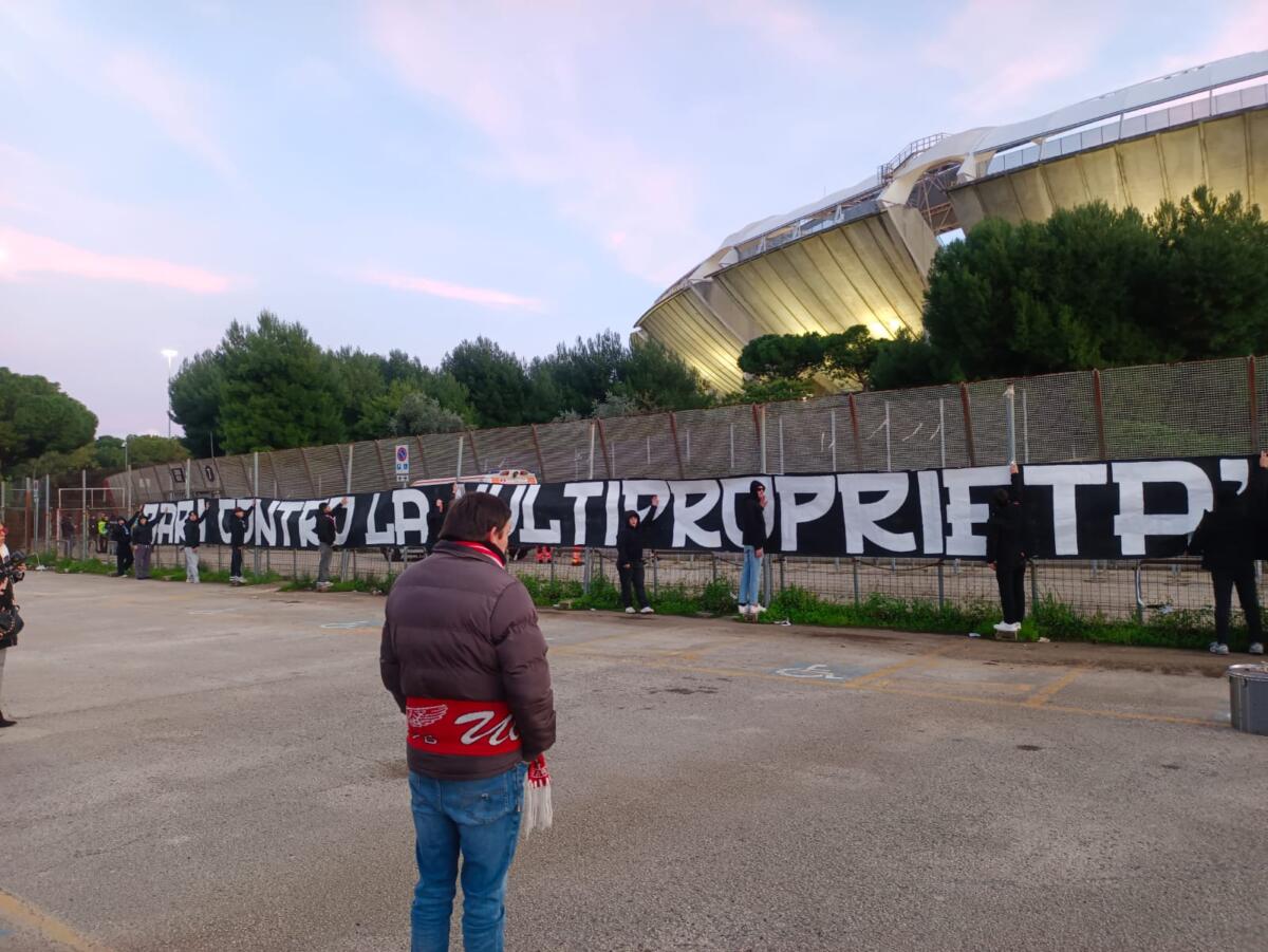 Galleria foto 'Caos al San Nicola di Bari, scontri e bombe carta durante la protesta: ci sarebbero feriti – FOTO' - foto 1