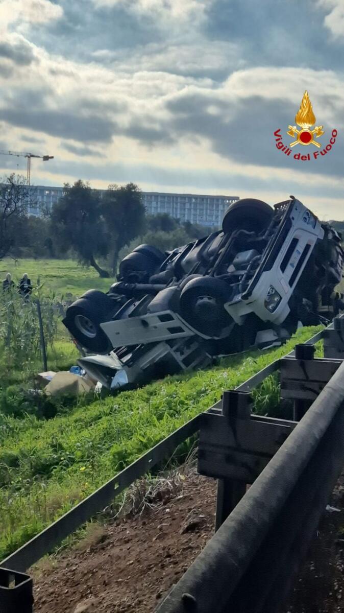 Modugno, terrore sul raccordo per l’A14: tir si ribalta e schiaccia la cabina. Autista estratto vivo dalle lamiere – FOTO