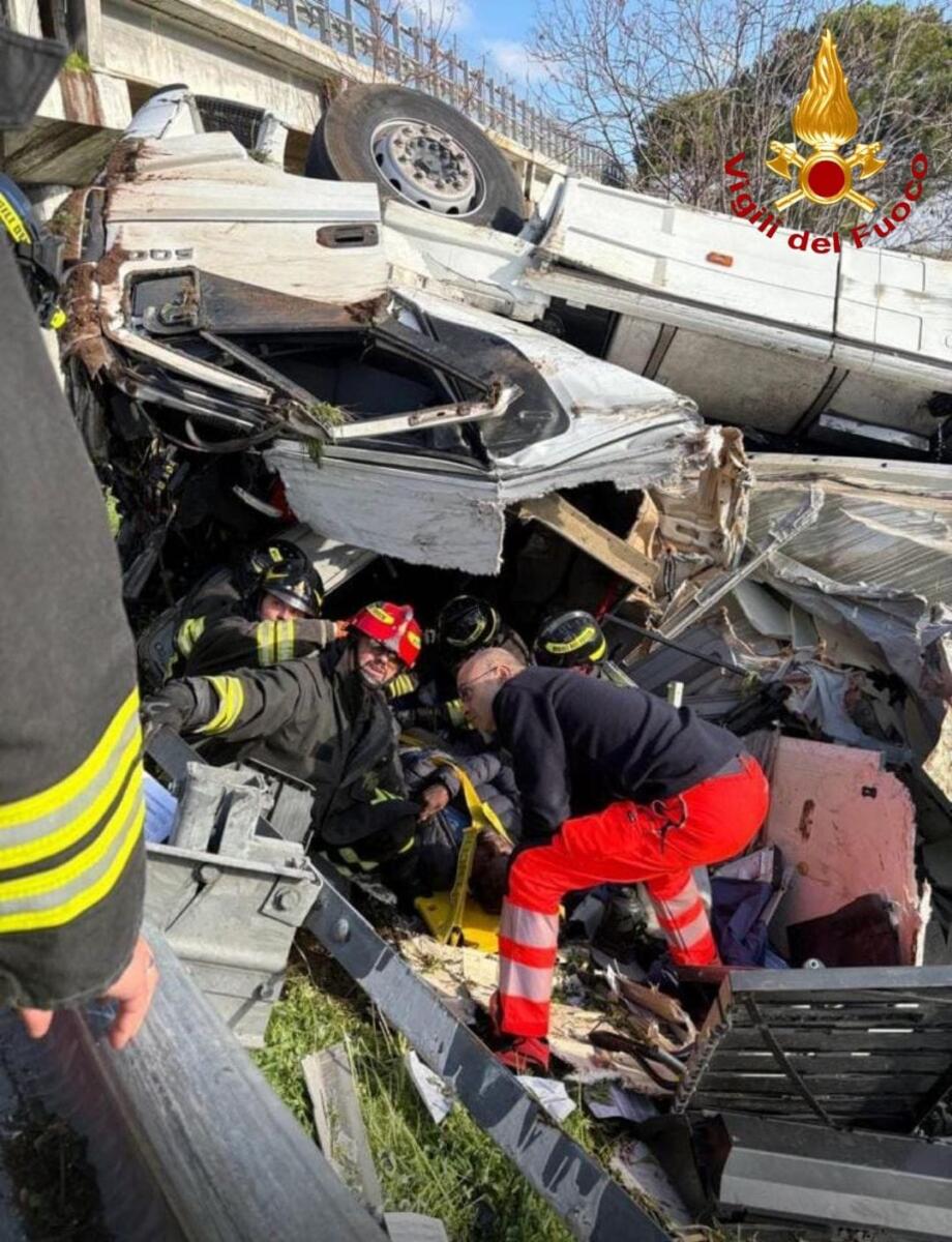 Modugno, terrore sul raccordo per l’A14: tir si ribalta e schiaccia la cabina. Autista estratto vivo dalle lamiere – FOTO