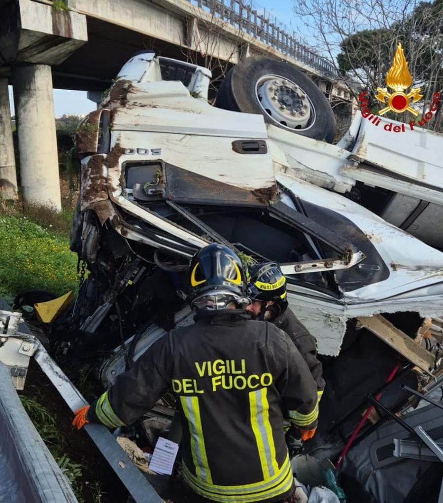 Modugno, terrore sul raccordo per l’A14: tir si ribalta e schiaccia la cabina. Autista estratto vivo dalle lamiere – FOTO