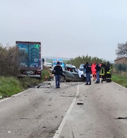 Galleria foto 'Tragedia sulla provinciale Apricena-San Nazario, schianto fatale: muore una giovane 34enne' - foto 3