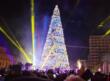 Bari, esplosione di colori in Piazza del Ferrarese: acceso l’Albero della Pace. Bagno di folla nel nome di San Nicola