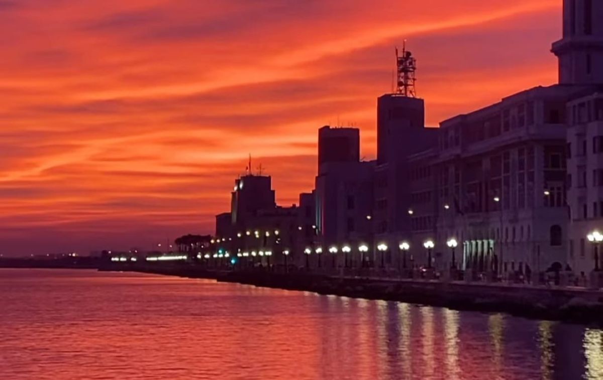 Galleria foto 'Bari, sfumature spettacolari colorano il cielo all’alba: le immagini diventano virali sui social – VIDEO' - foto 1