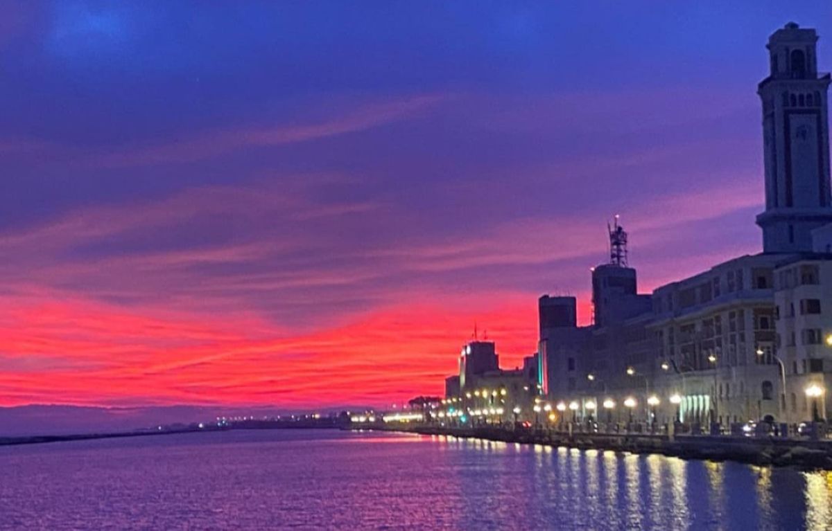 Galleria foto 'Bari, sfumature spettacolari colorano il cielo all’alba: le immagini diventano virali sui social – VIDEO' - foto 2