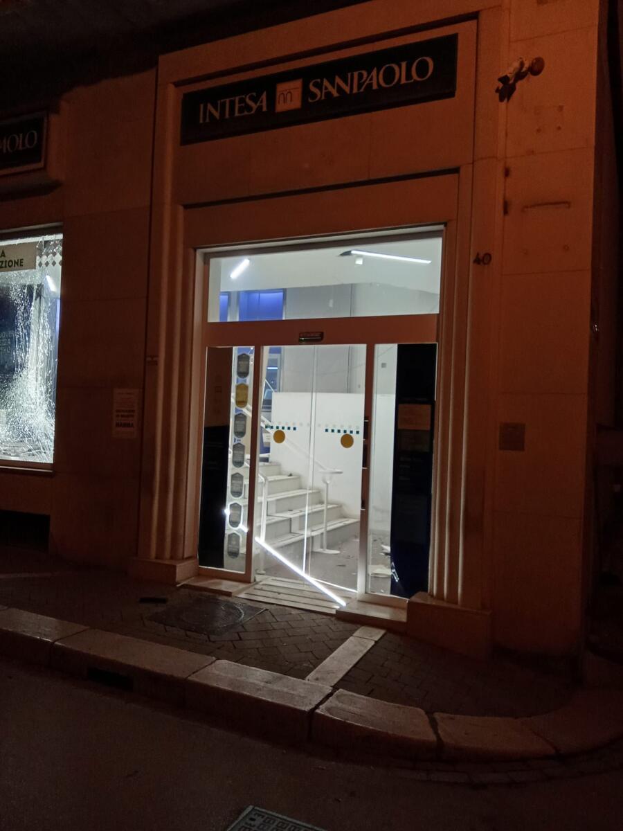 La “banda della marmotta” colpisce a San Severo: assaltato un bancomat, chiodi a quattro punte per fuggire