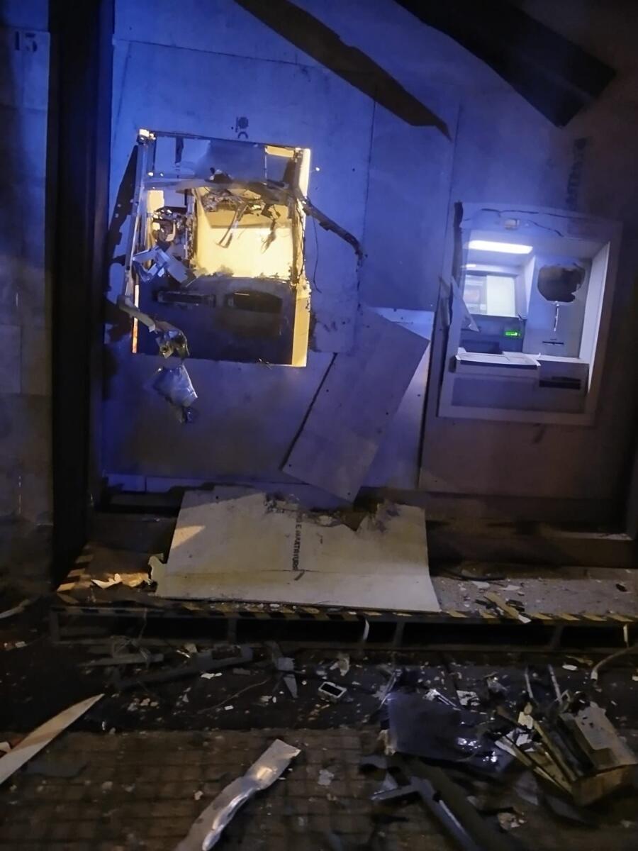 Galleria foto 'Assalto al bancomat a Brindisi, esplosione nella notte in viale Commenda: bottino da quantificare – FOTO e VIDEO' - foto 8