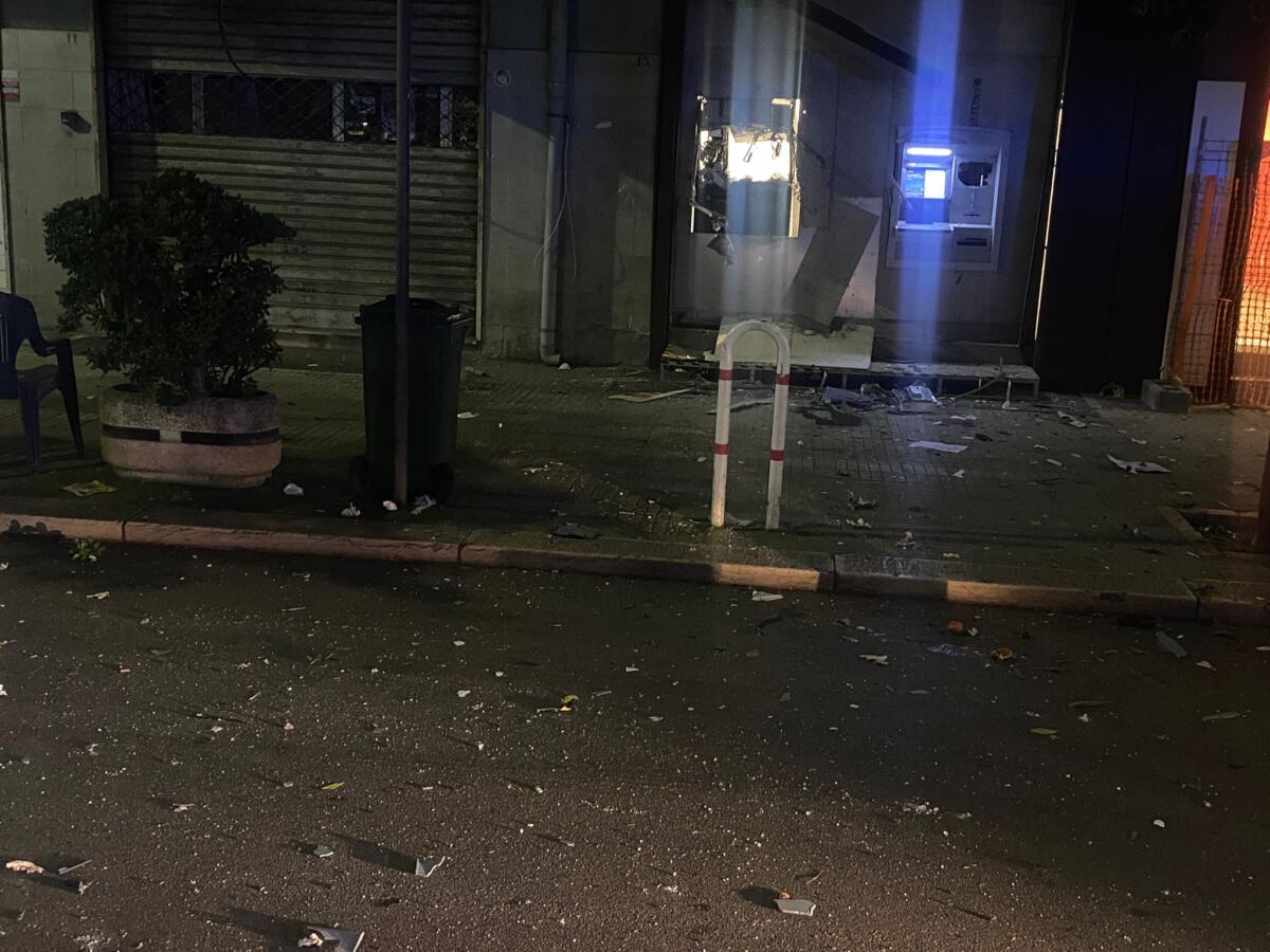 Galleria foto 'Assalto al bancomat a Brindisi, esplosione nella notte in viale Commenda: bottino da quantificare – FOTO e VIDEO' - foto 4