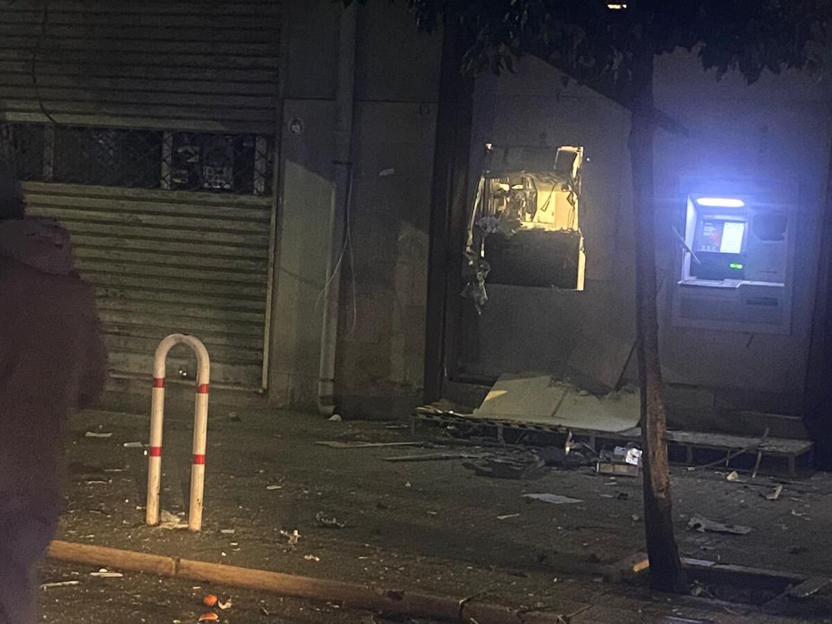 Galleria foto 'Assalto al bancomat a Brindisi, esplosione nella notte in viale Commenda: bottino da quantificare – FOTO e VIDEO' - foto 3
