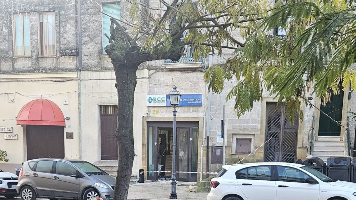 Galleria foto 'Ennesimo assalto al bancomat in Puglia, l’esplosione a Oria: i banditi cospargono di chiodi la strada' - foto 1