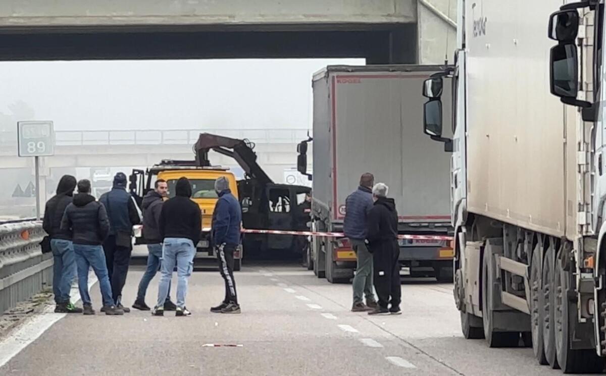 Galleria foto 'Caos sulla strada statale 16, commando armato assalta un furgone blindato a Cerignola' - foto 1