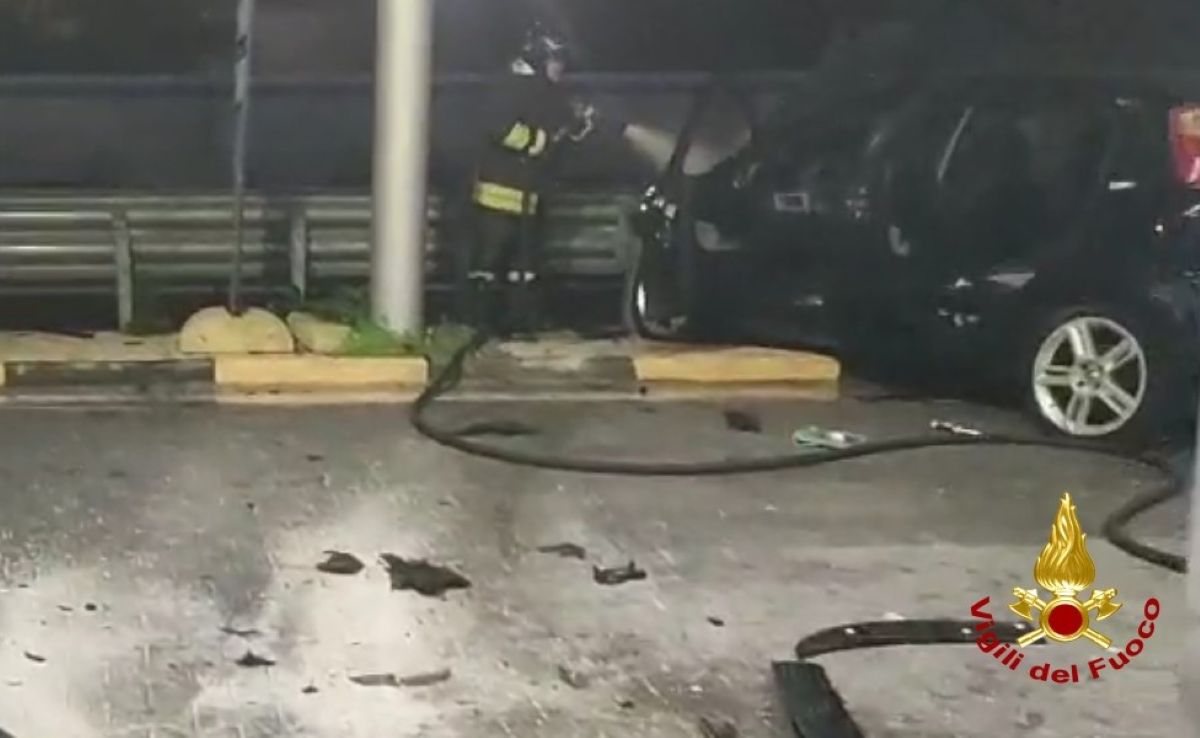 Galleria foto 'Bari, paura sulla Ss 16: auto abbatte una colonnina di carburante, due feriti in codice rosso – FOTO' - foto 1