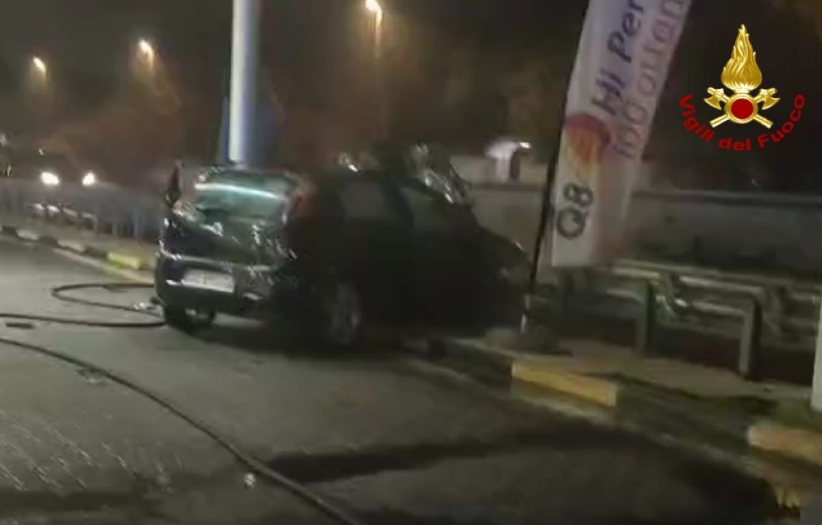 Galleria foto 'Bari, paura sulla Ss 16: auto abbatte una colonnina di carburante, due feriti in codice rosso – FOTO' - foto 2