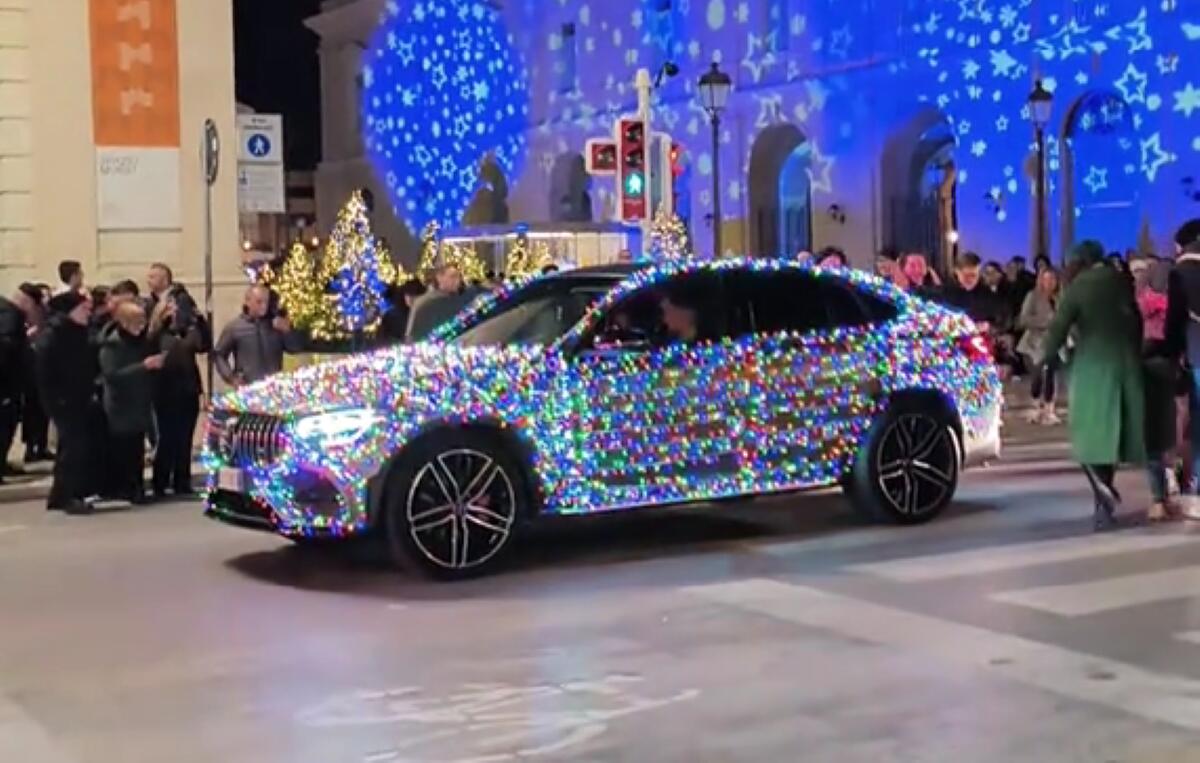 Galleria foto 'Bari, Natale su quattro ruote: l’auto “luminaria” conquista il centro e i social – VIDEO' - foto 1