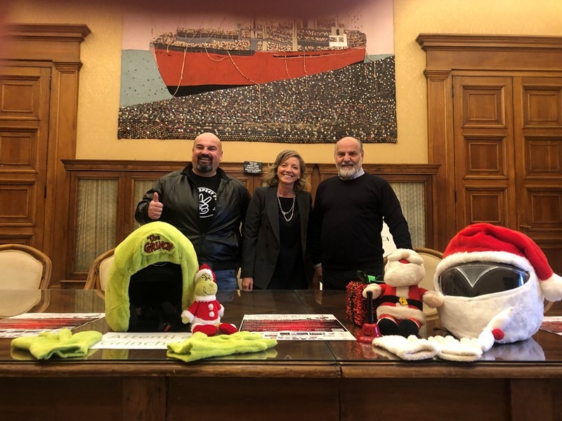 Galleria foto 'Un “fiume rosso” su due ruote a Bari: torna “Babbo Natale in Moto”, il corteo solidale per bimbi e malati' - foto 1