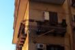 Paura in centro a Taranto, crolla un balcone al secondo piano a pochi passi da Piazza Ebalia: due feriti