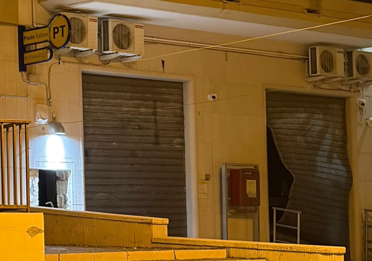 Galleria foto 'Rocchetta Sant’Antonio, fanno esplodere il bancomat ma è vuoto: «Danni all’ufficio postale»' - foto 1