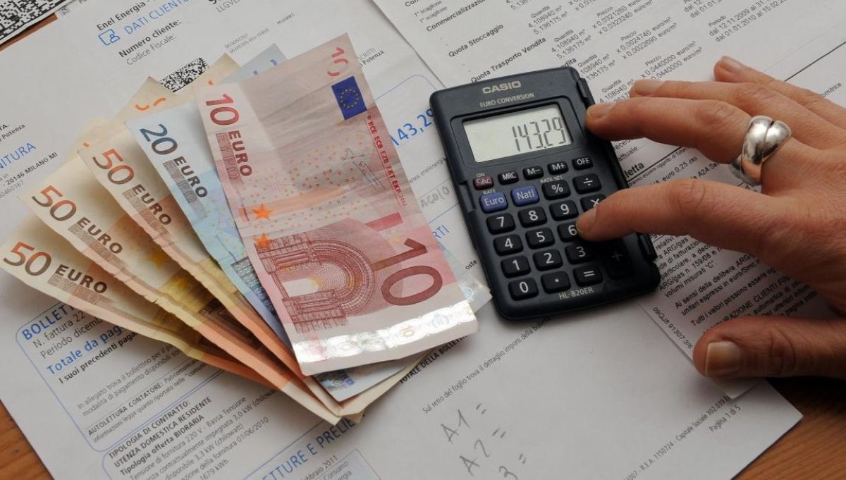 Galleria foto 'Bollette, in arrivo un bonus di 55 euro per 4,5 milioni di famiglie italiane: ecco chi ne ha diritto' - foto 1