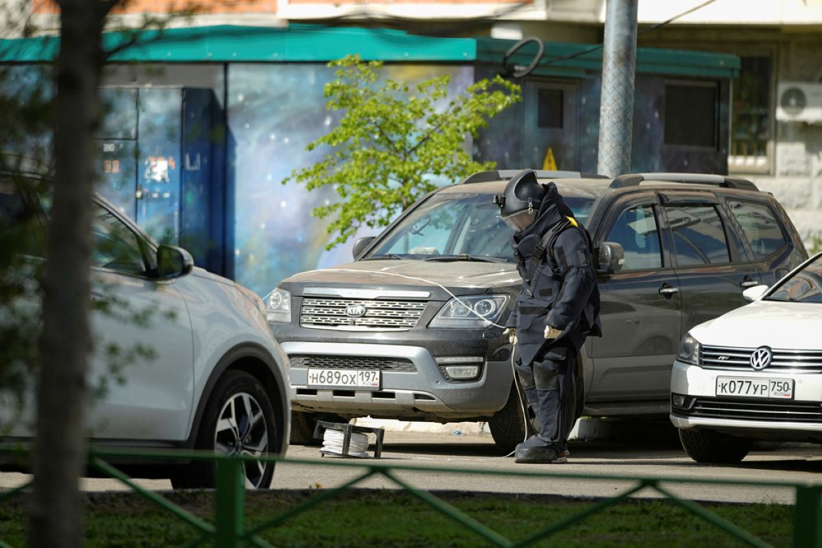 Galleria foto 'Attentato a Mosca, muore il generale russo Sarvarov: una bomba è esplosa sotto la sua auto' - foto 1