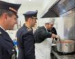 Mesagne, divise e musica ai fornelli: i Boomdabash e la Polizia cucinano per i bisognosi di “Casa di Zaccheo”
