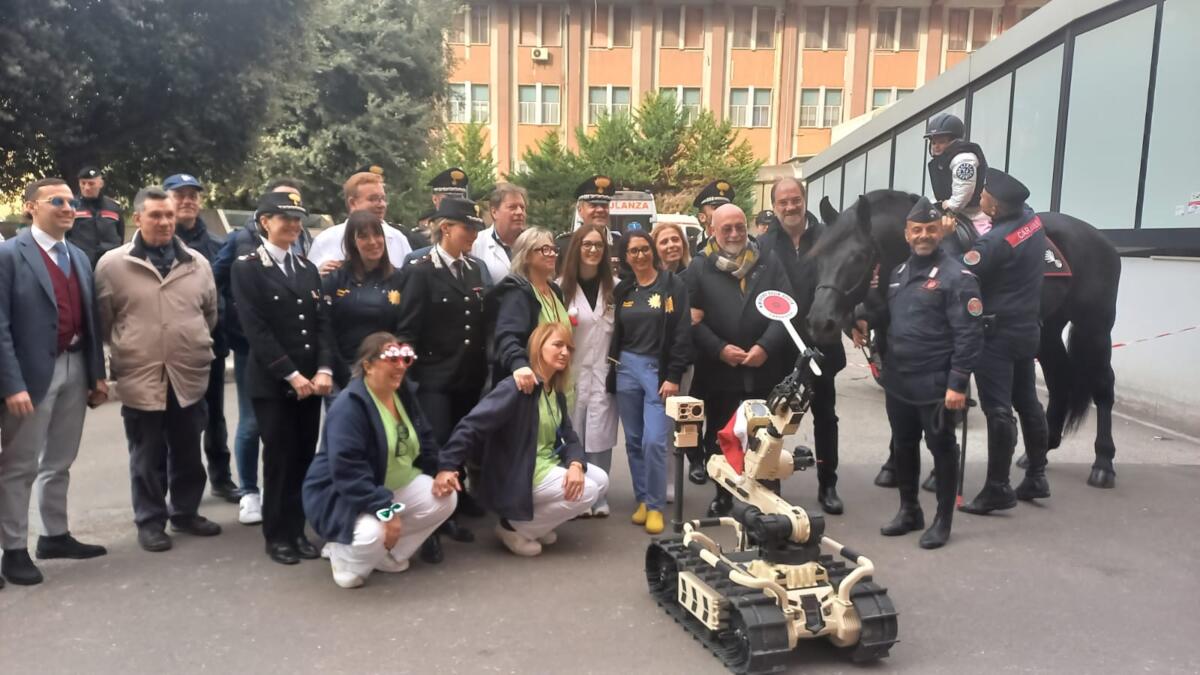 Galleria foto 'Taranto, sorpresa per i bimbi ricoverati al Santissima Annunziata: visita speciale dei carabinieri per una mattinata di emozioni' - foto 1