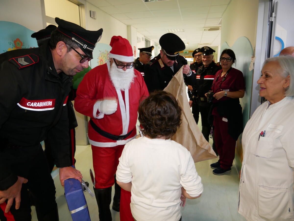 Galleria foto 'Lecce, i carabinieri diventano Babbo Natale: doni e solidarietà per i piccoli pazienti dell’ospedale “Vito Fazzi”' - foto 1