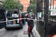 Milano, giovane donna trovata morta in un cortile: il corpo semivestito e con lividi. Si indaga per omicidio