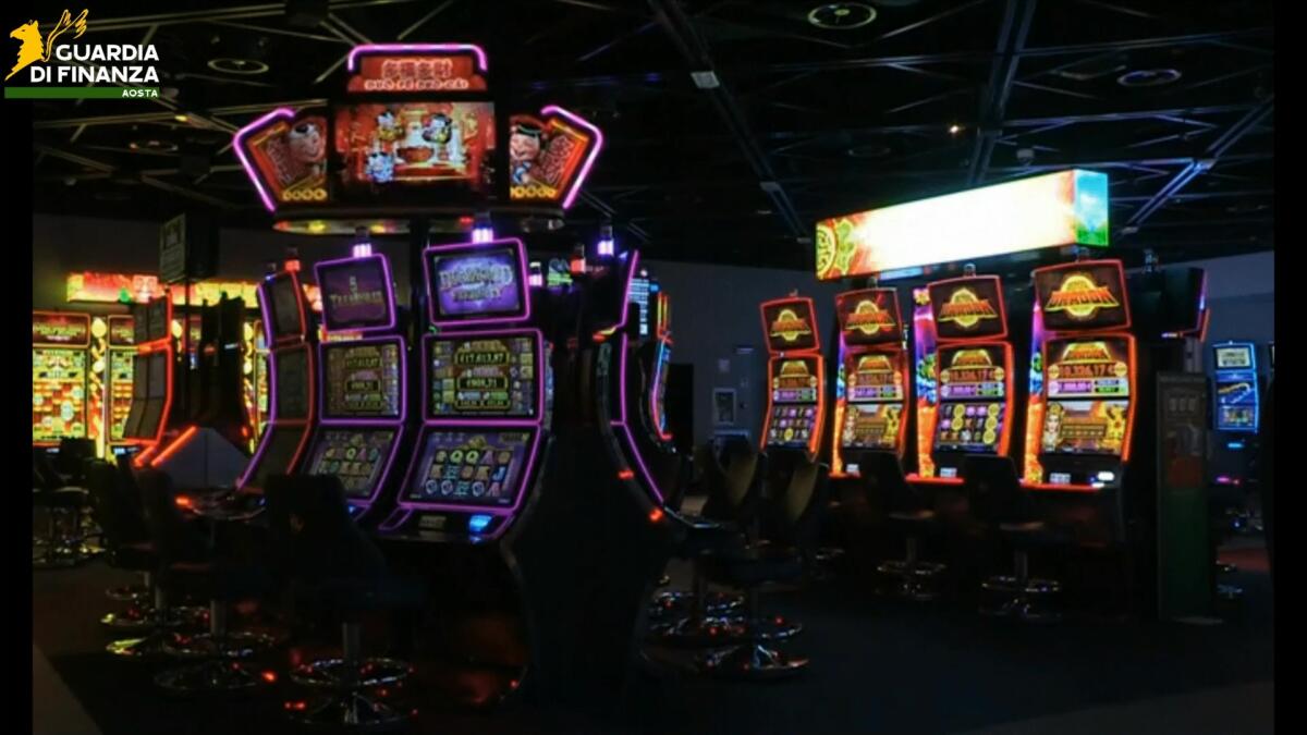 Galleria foto 'Denaro incassato con fatture false e riciclato al Casinò: giro da 3 mln di euro. Perquisizioni anche in Puglia' - foto 1
