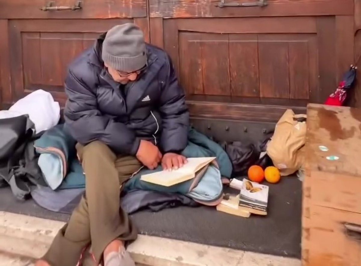 «Io non mi nascondo», così si raccontava Pietro: il clochard barese morto a Natale – VIDEO «Io non mi nascondo», così si raccontava Pietro: il clochard barese morto a Natale – VIDEO