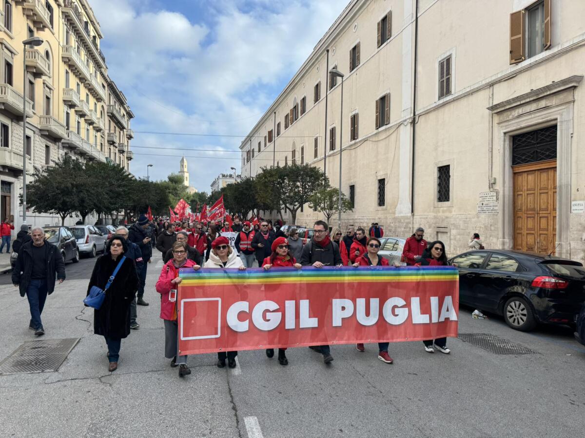 Galleria foto 'Sciopero, disagi in Puglia. Bucci (Cgil): «Il governo disinveste su istruzione e sanità». A Bari in piazza 3mila lavoratori – VIDEO' - foto 1