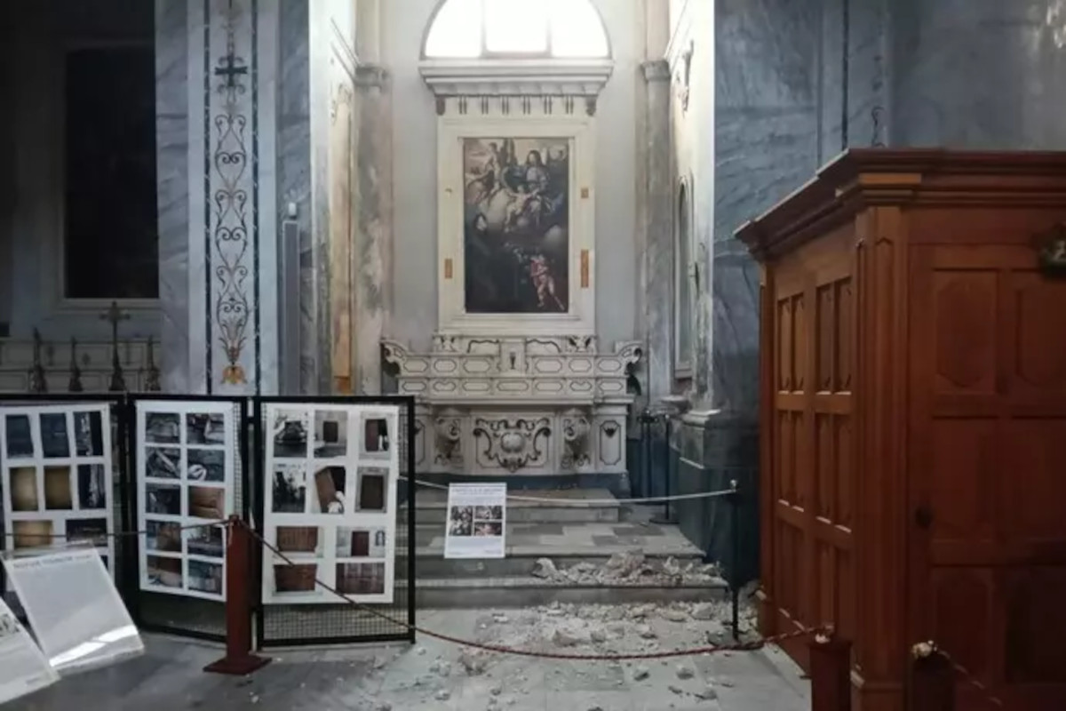 Galleria foto 'Ostuni, la Cattedrale chiusa al pubblico: crollano parti d’intonaco dal soffitto. Forse a causa di infiltrazioni' - foto 1