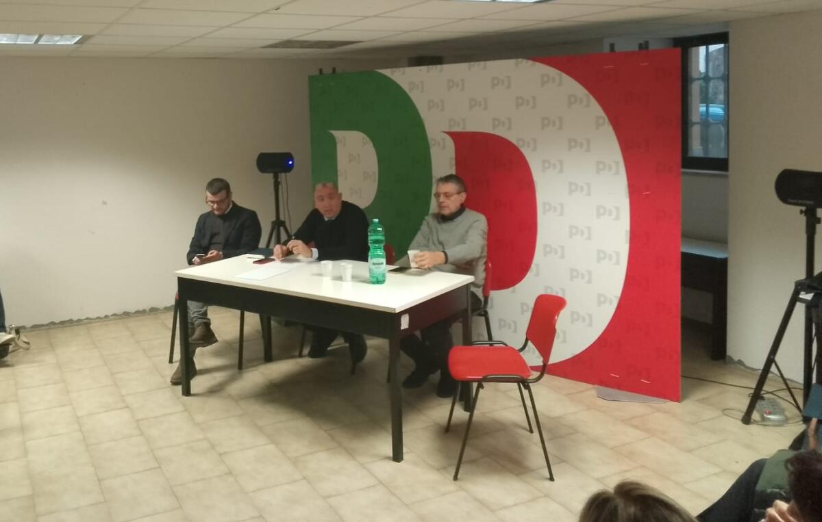 Galleria foto 'Pd, l’area Cuperlo in assemblea a Bari: «Il trasformismo è finito, ha pagato la scelta etica»' - foto 1